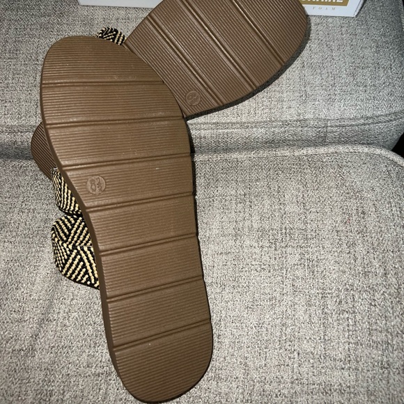 NWT sandals - Picture 2 of 4